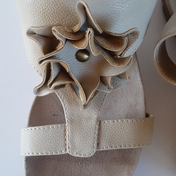 Life Stride beige wedge sandal with flower… - Picture 8 of 8